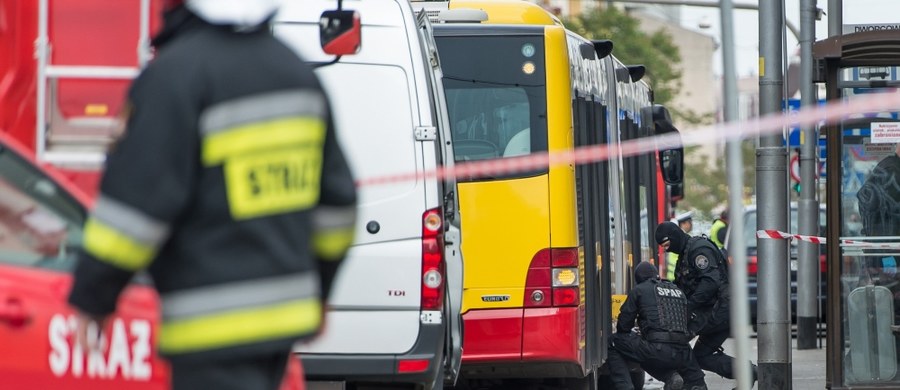 Kontrolowana eksplozja bomby w autobusie miejskim we Wrocławiu. Ładunek w ramach eksperymentu procesowego zdetonowali śledczy i policjanci na poligonie przy jednym z komisariatów w dolnośląskiej stolicy. W pojeździe wybuchła identyczna bomba, jak ta, którą w maju w autobusie zostawił 22-letni student Paweł R.. Wówczas ładunek eksplodował na przystanku, gdzie wyniósł go kierowca. 