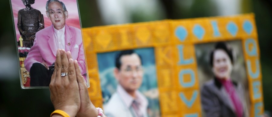 ​Mieszkańcy Tajlandii noszą dziś różowe ubrania. W ten sposób obywatele zaniepokojeni doniesieniami o stanie zdrowia 88-letniego króla wyrażają swoje zaniepokojenie. Wierzą, że ten kolor pomoże wrócić do zdrowia Bhumibolowi Adulyadejowi. Jest on najdłużej panującym monarchą na świecie.