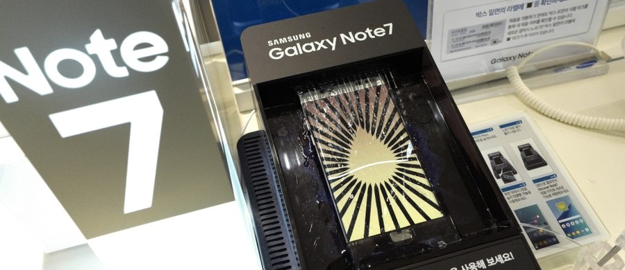 Południowokoreański koncern Samsung wstrzymał produkcję swojego nowego smartfona Galaxy Note 7, a dziś w oficjalnym komunikacie prosi użytkowników o zaprzestanie użytkowania tego urządzenia i globalnie wycofuje produkt ze sprzedaży. To efekt licznych doniesień o wybuchających bateriach. 