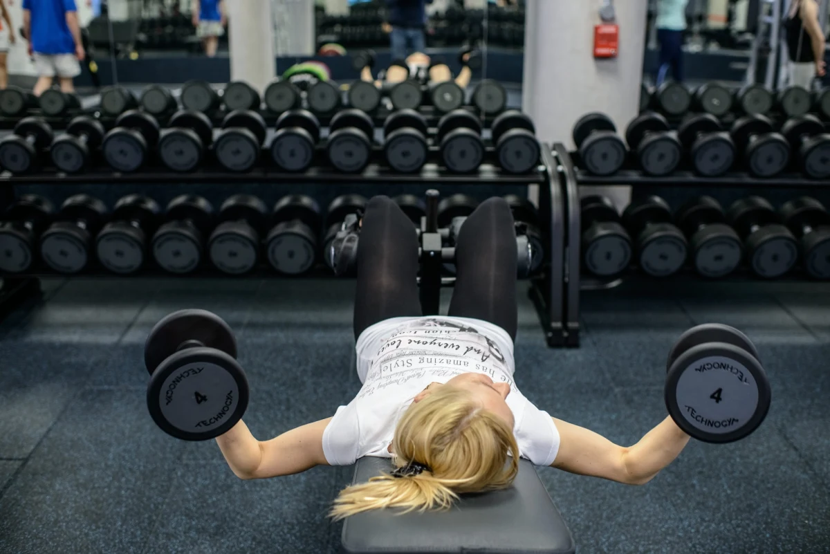Jak dobrze znamy ten scenariusz... Jesteśmy zdenerwowani, zmartwieni, wyprowadzeni z równowagi, więc idziemy na siłownię, by się wyżyć. Naukowcy z Irlandii przestrzegają, że to błąd. Badacze HRB Clinical Research Facility w Cork publikują na łamach czasopisma "Circulation" wyniki badań wskazujących, że taka kombinacja nawet trzykrotnie zwiększa ryzyko zawału serca.