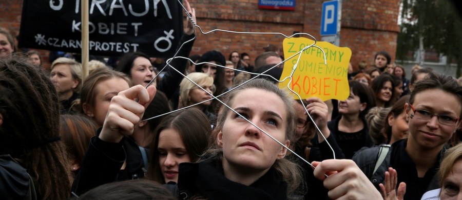 ​Komisja Krajowa NSZZ "Solidarność" skierowała zawiadomienie do prokuratury w sprawie wykorzystania logo związku podczas warszawskiego "czarnego protestu". Prokuratura Okręgowa w Gdańsku prowadzi czynności sprawdzające.