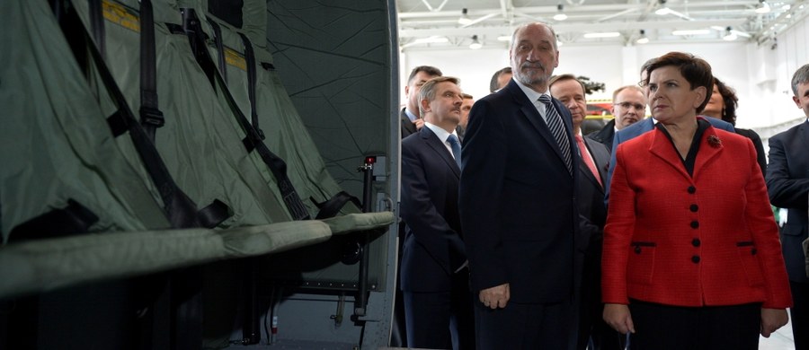 Polskiej armii dostarczonych będzie "w odpowiedniej sekwencji czasowej" co najmniej 50-70 helikopterów - zapowiedział w TVP Info minister obrony narodowej Antoni Macierewicz. Jak stwierdził: "Francja zrobiła błąd, Airbus zrobił błąd. Ale polska armia będzie miała helikoptery".