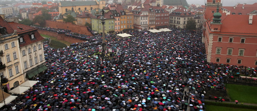 ​Po złożonym do prokuratury zawiadomieniu "Solidarności" o nielegalnym wykorzystaniu logo związku podczas "czarnego protestu", gdańska prokuratura szuka organizatorów akcji. Polki zareagowały i masowo zgłaszają się jako organizatorki manifestacji, która odbyła się w Warszawie.