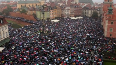 #UprzejmieDonoszę. Polki masowo zgłaszają się do prokuratury w związku z "czarnym protestem"