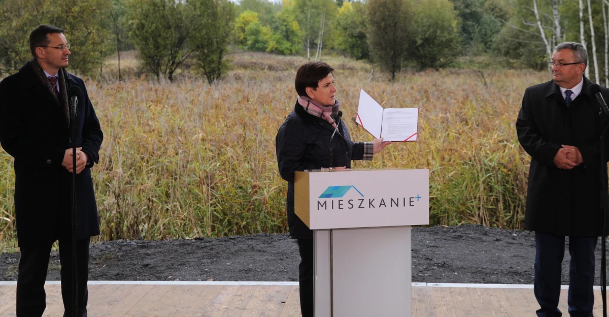 "Rozpoczynamy realizację programu Mieszkanie plus; dzisiaj uruchamiamy pilotaż w 17 miastach" - powiedziała premier Beata Szydło w Katowicach, inaugurując ten rządowy program budowy mieszkań. "Program Mieszkanie plus jest pomyślany tak, by w bardzo krótkim czasie, bardzo szybko realizowana była budowa mieszkań dla przeciętnej polskiej rodziny" - dodała szefowa rządu. 