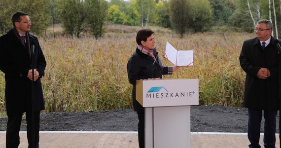 "Rozpoczynamy realizację programu Mieszkanie plus; dzisiaj uruchamiamy pilotaż w 17 miastach" - powiedziała premier Beata Szydło w Katowicach, inaugurując ten rządowy program budowy mieszkań. "Program Mieszkanie plus jest pomyślany tak, by w bardzo krótkim czasie, bardzo szybko realizowana była budowa mieszkań dla przeciętnej polskiej rodziny" - dodała szefowa rządu. 