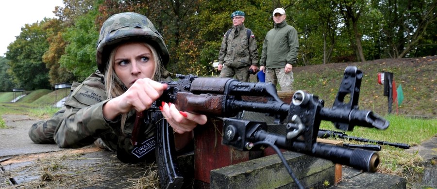 ​Choć niektórzy karabin w ręku trzymali pierwszy raz w życiu, większość swoją przyszłość wiąże z wojskiem. Kilkadziesiąt osób z organizacji proobronnych przeszło dziś szkolenie na wojskowej strzelnicy w Szczecinie. To oni mają tworzyć zalążek obrony terytorialnej.