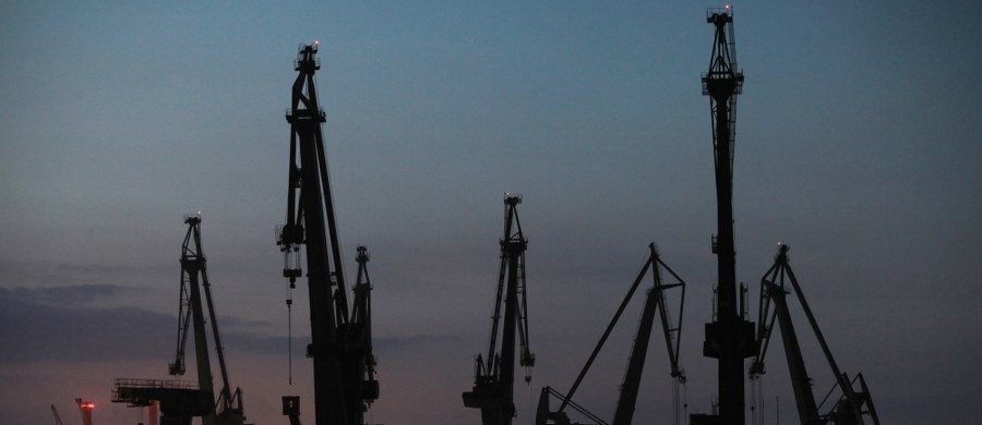 Przerwano poszukiwania pracownika na jednej ze stoczni w Gdańsku, który spadł z remontowanego statku do wody. Strażacy i płetwonurkowie mają wznowić akcję jutro.
