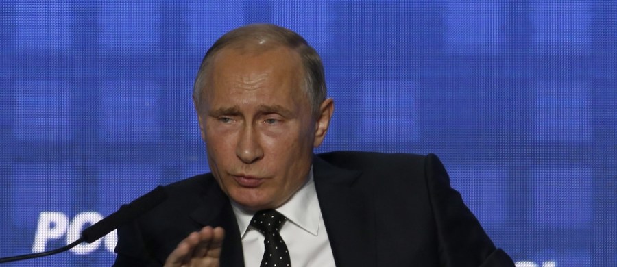 Skandal, jaki wybuchł w USA wokół zarzutów, że rosyjscy hakerzy wykradli e-maile Partii Demokratycznej, nie jest w interesie Rosji. Obie strony prezydenckiej kampanii wykorzystują temat Rosji do swoich celów - powiedział prezydent Federacji Władimir Putin.