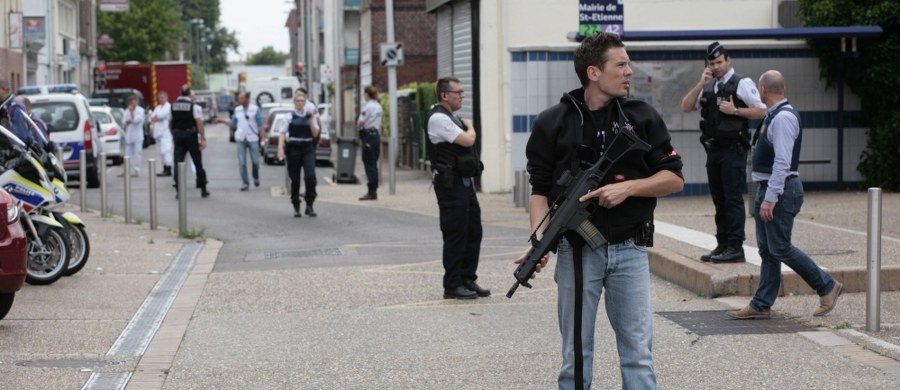 ​Zaostrza się spór miedzy zbuntowanymi merami a francuskim rządem w sprawie tajnych informacji służb specjalnych o islamskich ekstremistach. Lokalne władze żądają od MSW przekazania nazwisk potencjalnych terrorystów, którzy przebywają w okolicy. 