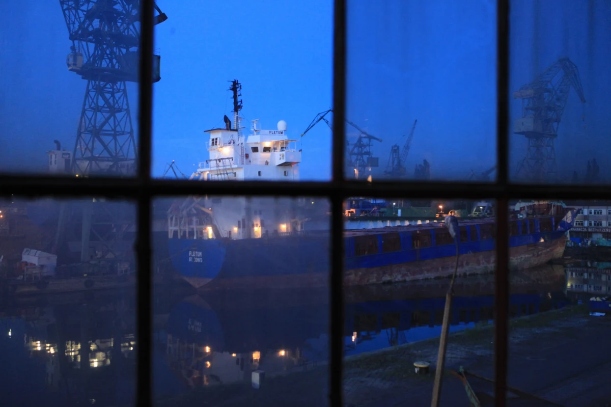 W Gdańsku znaleziono ciało stoczniowca, który wczoraj wpadł do kanału portowego na terenie stoczni. Okoliczności tragedii wyjaśnia policja. 