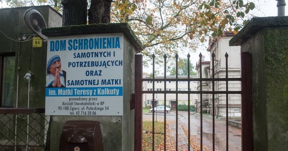 Dom Schronienia w Zgierzu koło Łodzi został zamknięty w trybie natychmiastowym - tak zdecydował sztab kryzysowy, zwołany przez wojewodę łódzkiego. W ostatnich dniach zmarło pięcioro podopiecznych placówki. 