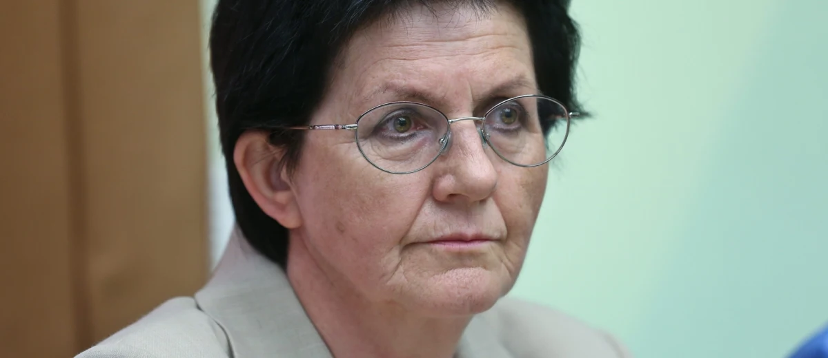 "Umowa CETA staje ponad konstytucją, ponad wszelkim prawem. Do tego po prostu trzeba się będzie stosować. Pozostaje pytanie, w imię czego mamy to robić?" - komentuje dla Interii prof. Leokadia Oręziak, kierownik Katedry Finansów Międzynarodowych w Szkole Głównej Handlowej. W prof. Leokadią Oręziak o zagrożeniach wynikających z umowy CETA (Comprehensive Economic and Trade Agreement) - porozumienia o wolnym handlu między Unią Europejską a Kanadą rozmawiał Michał Michalak. Jeśli żaden z krajów członkowskich nie zgłosi sprzeciwu, umowa zostanie podpisana 27 października na szczycie UE-Kanada.