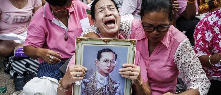 Otoczony kultem król Tajlandii Bhumibol Adulyadej zmarł w czwartek w szpitalu w Bangkoku - poinformował Pałac Królewski. Rama IX miał 88 lat i był najdłużej panującym monarchą na świecie.