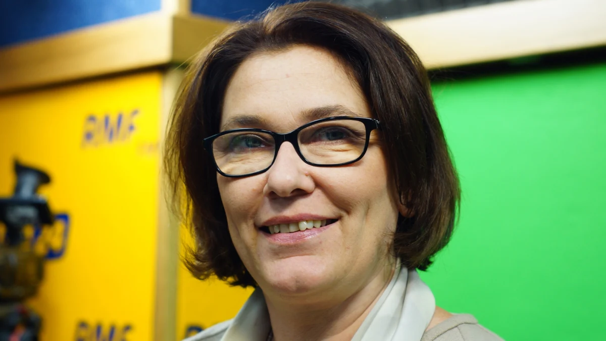 Każdy rzecznik prasowy powinien dbać o dobre kontakty z przedstawicielami mediów, bo przecież istotą jego funkcji jest pozostawanie z nimi w stałym kontakcie, sugestywne, ale zarazem merytoryczne tłumaczenie posunięć swojego ugrupowania, cierpliwie odpowiadanie na pytania dziennikarzy, nawet na te niezbyt mądre bądź złośliwe. Nigdy nie wolno mu wyjść z równowagi, stracić panowania nad sobą, wdać się w słowne przepychanki, powiedzieć w emocjach o jedno zdanie za dużo, ponieważ traci wówczas poważanie i naraża na spore kłopoty kierownictwo własnej partii.