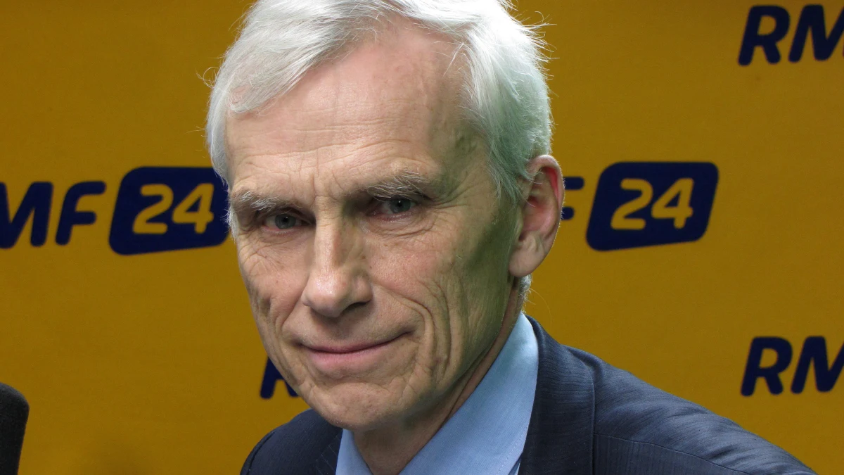 Jeżeli Stanisław Piotrowicz powinien złożyć mandat poselski, to z innych powodów niż działalność prokuratorska w PRL-u - mówił w Popołudniowej rozmowie w RMF FM Marcin Święcicki. Poseł PO przekonywał że Piotrowicz "jest twarzą dekonstrukcji Trybunału Konstytucyjnego, a opowiada z wielką płynnością i służalczością, że zaprowadza ład konstytucyjny w Polsce". "To jest dla mnie rzecz, która go kompromituje całkowicie" - tłumaczył gość Marcina Zaborskiego.