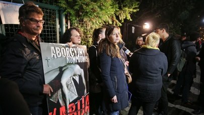 "Czarny protest" przed domem Jarosława Kaczyńskiego. "Czy pan prezes był w ciąży?"