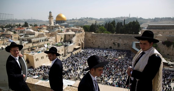Rząd Izraela poinformował o zawieszeniu współpracy z UNESCO w następstwie przyjęcia dzień wcześniej przez komisję tej organizacji projektu rezolucji negującej - według Izraela - historyczne związki między Żydami a obiektami religijnymi w Jerozolimie.