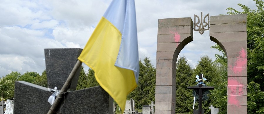 Aby nie dochodziło do dalszych incydentów, które wykorzystuje propaganda tak ukraińska, jak i rosyjska, pani wojewoda w Rzeszowie winna dokonać rozbiórki tych upamiętnień.