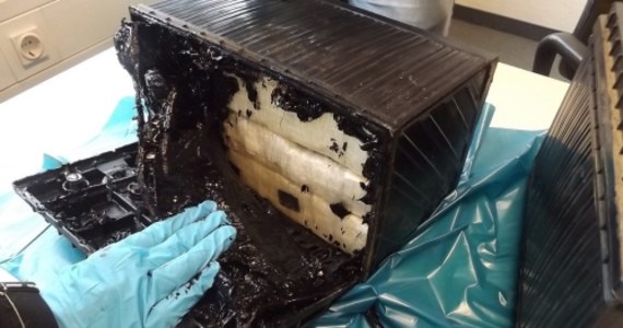 11 kilogramów kokainy przemycał mieszkaniec Curaçao, który wylądował na lotnisku w Dusseldorfie w Niemczech. Podczas kontroli celnej wyszło na jaw, że mężczyzna ukrył narkotyki w pojemnikach na akumulatory swojego wózka inwalidzkiego. 
