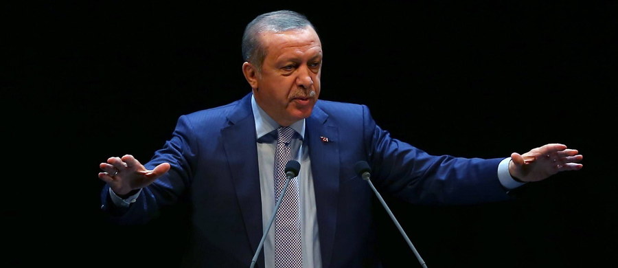 Turcja jest zdeterminowana, by wraz z siłami międzynarodowej koalicji uczestniczyć w wyzwalaniu irackiego miasta Mosul z rąk Państwa Islamskiego, ale wdroży "plan B", jeśli nie zostanie dopuszczona do tej operacji - oświadczył prezydent Recep Tayyip Erdogan.