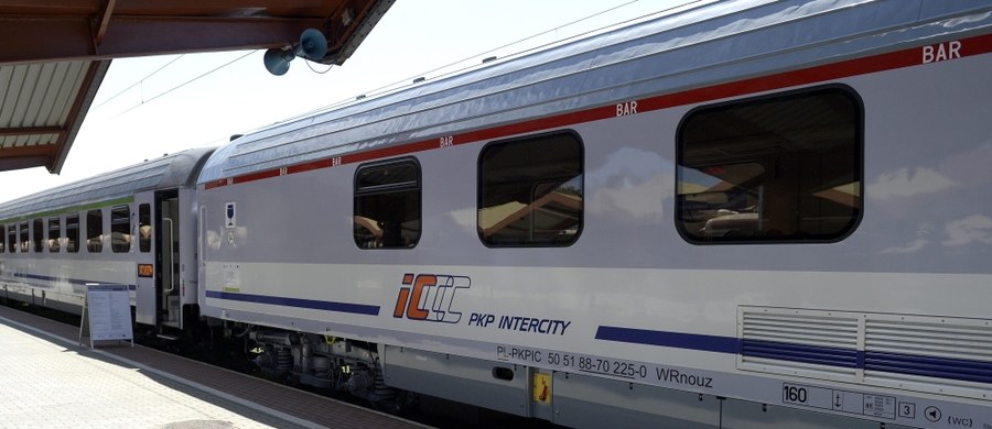 ​Spore problemy mieli pasażerowie pociągu PKP Intercity "Szkuner" relacji Kraków-Kołobrzeg. Kolej miała ponad pięć godzin opóźnienia, a tym samym ponad 100 osób utknęło na stacji Stara Łubianka. Informację o zdarzeniu dostaliśmy na Gorącą Linię RMF FM.