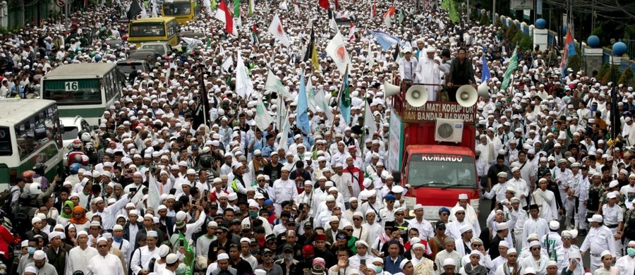 Kilka tysięcy zwolenników indonezyjskiej organizacji Front Obrońców Islamu demonstrowało w piątek w Dżakarcie pod hasłem "Chcemy muzułmańskiego gubernatora stolicy!".