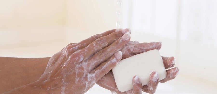 Ponad 300 tys. dzieci zmarło w ubiegłym roku na skutek chorób biegunkowych spowodowanych przez brak dostępu do czystej i pitnej wody oraz sanitariatów. Wielu tym zgonom można było zapobiec poprzez mycie rąk przy użyciu mydła - podkreśla UNICEF w przypadającym dziś Światowym Dniu Mycia Rąk.