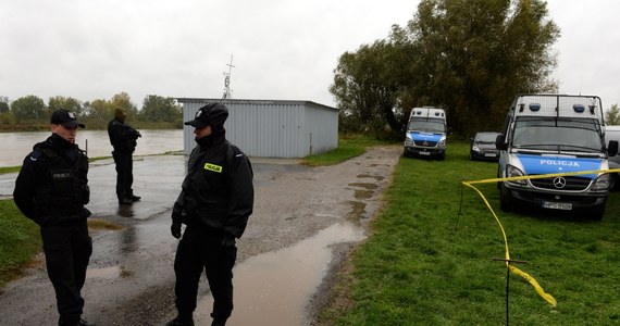 Do policji zgłaszają się kolejni świadkowie z nowymi informacjami o zabójstwie 17-letniej Iwony C., która zginęła w 1998 r. w Łęce Szczucińskiej. Według śledczych "zmowa milczenia została złamana" po przeprowadzeniu na początku października eksperymentu procesowego. 