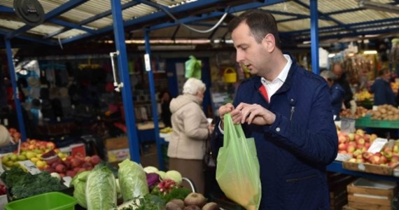 "Na temat umowy CETA między UE a Kanadą musi się odbyć poważna debata; trzeba pokazać plusy i minusy i podjąć decyzję najpierw w Polsce" - uważa szef PSL Władysław Kosiniak-Kamysz. Po raz kolejny wezwał rząd, by powstrzymał się od parafowania umowy.