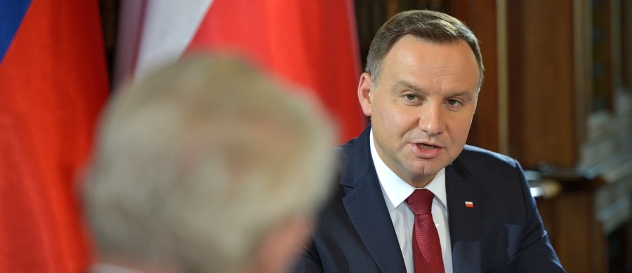 Nie ma zgody na żadne kwoty i przymusowe przesiedlanie uchodźców - powiedział w Rzeszowie prezydent Andrzej Duda podczas konferencji kończącej szczyt prezydentów Grupy Wyszehradzkiej. Sposób patrzenia polityków zachodnioeuropejskich na sprawę kryzysu migracyjnego się zmienia - ocenił.