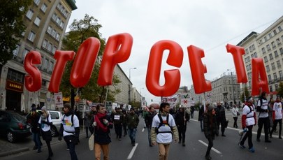 Dmuchany kurczak, flagi i okrzyki. W Warszawie odbył się protest przeciw układom o wolnym handlu 