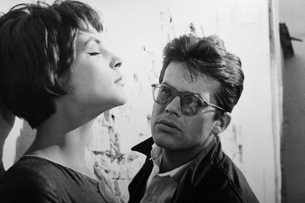 30 listopada do księgarń trafi książka „Cybulski. Podwójne salto” autorstwa Doroty Karaś. To biografia legendarnego aktora nazywanego „polskim Jamesem Deanem” – Zbigniewa Cybulskiego. 