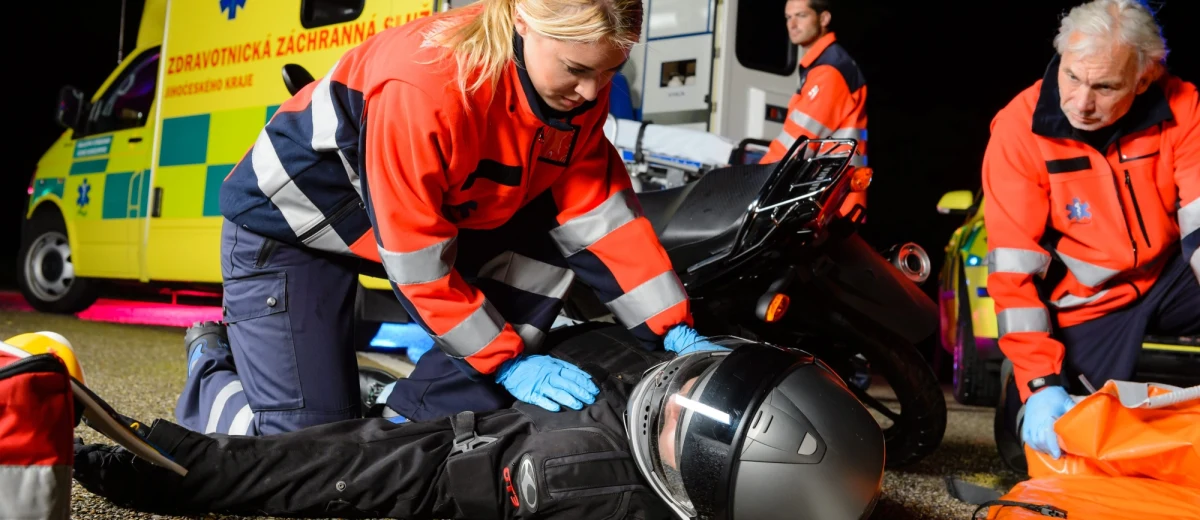 Przez trzy dni ratownicy medyczni rozmawiali o tym, jak lepiej i skuteczniej ratować ludzkie życie. W sumie w krakowskim kongresie wzięło udział kilkuset specjalistów z całego kraju. Przesłanie szkolenia brzmiało "Quo vadis?". Medycy nie tylko zastanawiali się dokąd zmierza współczesne ratownictwo, ale także szkolili się z technik ratowania życia, aspektów prawnych ich pracy, a nawet z samoobrony.
