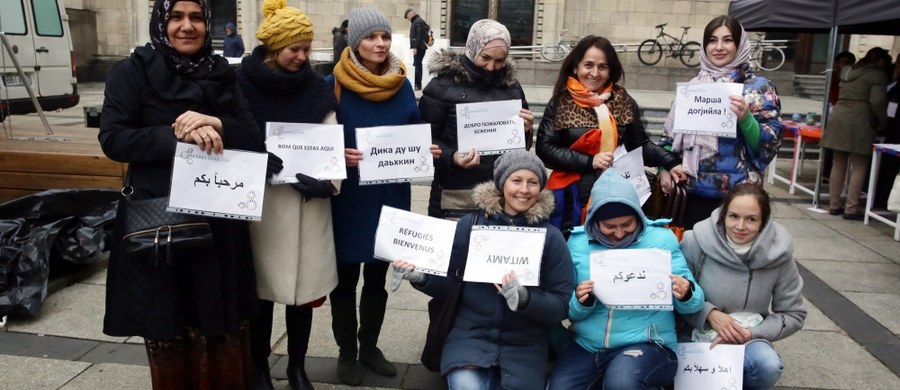 "Polska przeciwko rasizmowi i przemocy" to hasło demonstracji, podczas której zbierano podpisy pod apelem nawołującym do przeciwstawiania się przemocy. To element obchodzonego w sobotę Dnia Solidarności z Uchodźcami. W całym kraju odbywały się spotkania, akcje społeczne, happeningi, pokazy filmów i koncerty. 