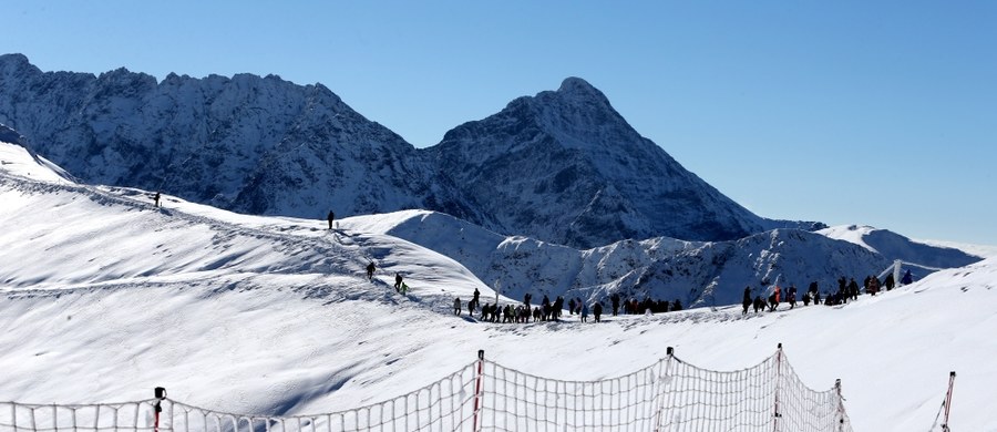 Choć w Tatrach panują typowo zimowe warunki, a w górach pojawili się pierwsi narciarze, władze Tatrzańskiego Parku Narodowego przypominają, że wysokogórskie trasy narciarskie są nadal zamknięte. „W Tatrach mimo śniegu nie można jeszcze jeździć na nartach. Ta pokrywa śnieżna, która powstała w ostatnich tygodniach, nie jest jeszcze wystarczająca, aby zabezpieczyć roślinność i glebę” – powiedział PAP dyrektor TPN Szymon Ziobrowski.