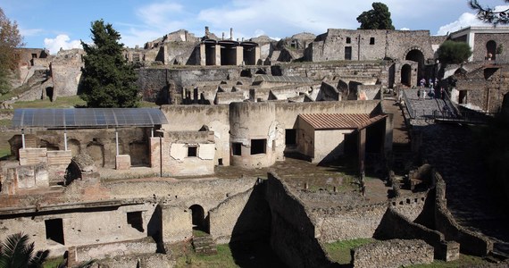 Dwoje turystów z Holandii zostało zatrzymanych przez karabinierów na terenie archeologicznym w Pompejach w chwili, gdy próbowali ukraść pomalowany fragment posadzki w jednym z domów starożytnego miasta. To kolejny przykład wandalizmu w tym miejscu.