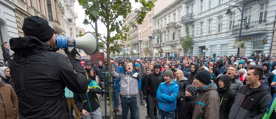 28 pseudokibiców zostało zatrzymanych przed III-ligowymi derbami Łodzi w piłce nożnej. Ze względów bezpieczeństwa na stadion na mecz ŁKS-Widzew nie wpuszczono kibiców gości. Część fanów tej drugiej drużyny próbowała dostać się w pobliże areny. W okolicach ulicy Abramowskiego doszło do przepychanek z policjantami. Zatrzymani odpowiedzą przed sądem m.in. za udział w bójce i wybryki chuligańskie.