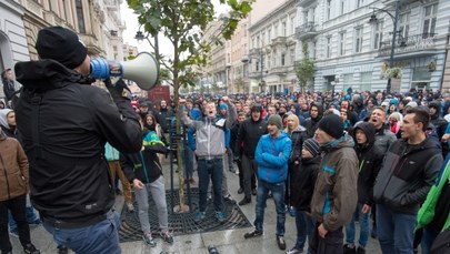 Bili się i rzucali kamieniami w policjantów. 28 osób zatrzymanych w Łodzi