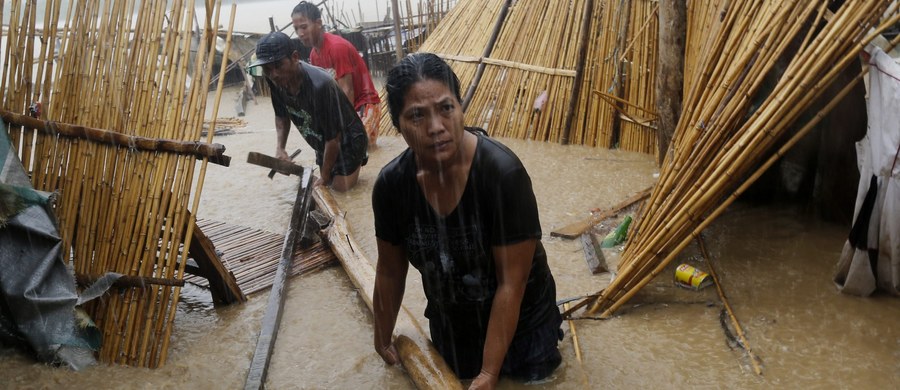 W niedzielny poranek potężny tajfun Sarika uderzył w północno-wschodnie obszary Filipin. Co najmniej dwie osoby zginęły, tysiące ewakuowano. 