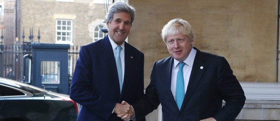"Stany Zjednoczone i Wielka Brytania rozważają nałożenie nowych sankcji gospodarczych na Syrię i Rosję za ich działania w Aleppo, gdzie dochodzi do bombardowania cywilów" - powiedział szef amerykańskiej dyplomacji John Kerry. "Rozpatrujemy dodatkowe sankcje i chcemy, żeby nasze stanowisko było bardzo jasne. Prezydent USA nie wykluczył żadnej możliwości" - dodał. Sekretarz stanu USA wypowiadał się po zakończeniu wielostronnego spotkania w sprawie uregulowania konfliktu w Syrii. Poza ministrami z USA i Wielkiej Brytanii wzięli w nim udział przedstawiciele: Francji, Niemiec, Włoch, Arabii Saudyjskiej, Kataru, Turcji, Jordanii, Zjednoczonych Emiratów Arabskich, a także Unii Europejskiej.
