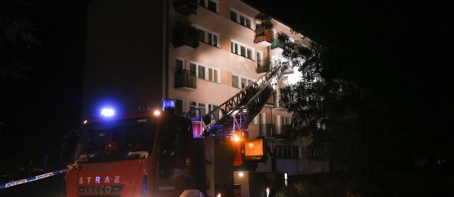Prokuratura Krajowa wszczęła śledztwo w sprawie eksplozji na warszawskim Targówku. W piątek na klatce schodowej przy ulicy Turmonckiej wybuchł niewielki ładunek. Zginął 48-letni mieszkaniec bloku. Drugi mężczyzna ranny trafił do szpitala.