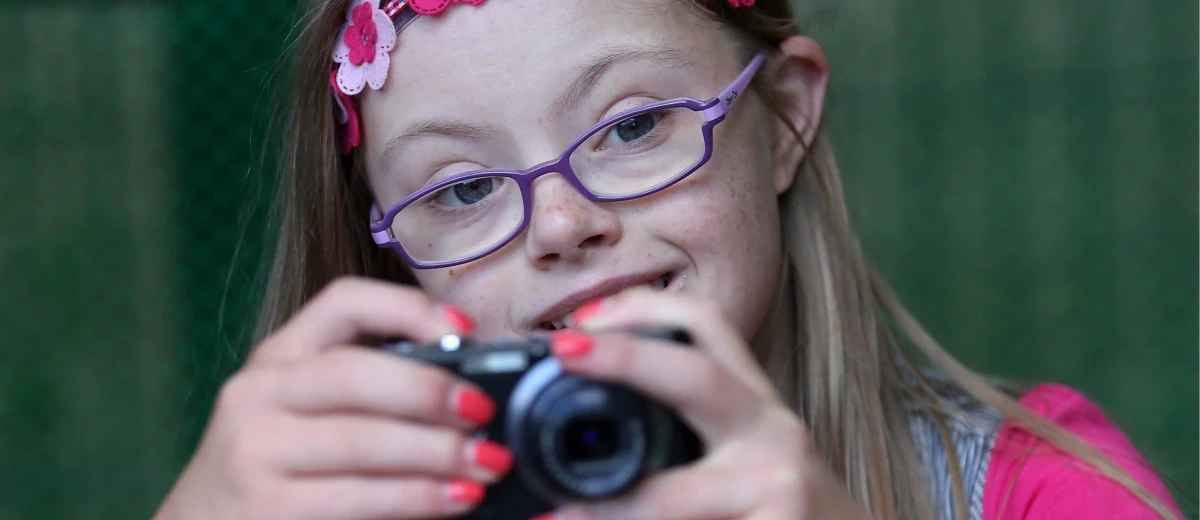 Gościem "Dania do Myślenia" była socjolog dr Marta Sałkowska, autorka książki "Matka Downa - piętno, znaczenie, strategie", opisującej dorobek badań polsko-norweskich, których przedmiotem był odbiór społeczny osób chorych na zespół Downa. Gość Tomasza Skorego wskazywała piętno, jako główne pojęcie definiujące tę chorobę w środowisku. "Piętno to cecha, która powoduje, że dana osoba jest postrzegana jako inna - więc może być postrzegana jako obca. To prowadzi do wykluczenia i dyskryminacji" - mówi dr Marta Sałkowska.