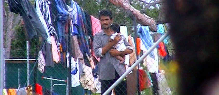 Wiele z 410 osób ubiegających się o azyl w Australii, które przetrzymywane są w ośrodku dla nielegalnych imigrantów na wyspie Nauru, próbowało popełnić samobójstwo z powodu panujących tam więziennych warunków i braku perspektyw - alarmuje Amnesty International. "Rozmawiałam z 9-latkami, które mają za sobą próbę samobójczą i otwarcie mówiły o odebraniu sobie życia" - podała Anna Neistat, autorka raportu AI zatytułowanego "Wyspa rozpaczy". "Ich rodzice mówili, że chowają wszystkie ostre przedmioty i tabletki, nie pozwalają swoim dzieciom wychodzić z domu z obawy, że popełnią samobójstwo" - dodała.
