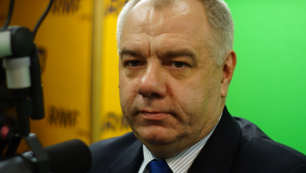 "Nowym elementem była informacja o wycięciu fragmentów zapisów z czarnych skrzynek, i że udało się ustalić, iż samolot utracił sprawność: silnik, generator - jeszcze przed uderzeniem w ziemię. To całkowicie obala raport Millera" - mówi poseł PiS Jacek Sasin w Porannej rozmowie RMF FM, pytany o nowe informacje podkomisji smoleńskiej przy MON. "Wraku nie ma, bo trzeba go wyrwać Rosjanom; oni się do tego nie kwapią" - podkreśla gość Roberta Mazurka. Czy Jacek Sasin wyobraża sobie ekshumacje ofiar katastrofy? "Jeśli to niezbędne, to przyjmuje jako konieczność - smutną, trudną, ale konieczność". Poseł PiS odnosi się też do sprawy dymisji ministra skarbu i zmian rekonstrukcyjnych w rządzie. "Nie mam powodu, żeby wstydzić się za Dawida Jackiewicza; prezes Kaczyński pewnie wie więcej niż ja" - komentuje. Dodaje jednak: "Nie zamierzam bronić błędnych nominacji do spółek Skarbu Państwa". "W sprawie reprywatyzacji w Warszawie czekamy jakie będą działania prokuratora. (...) Jeśli Hanna Gronkiewicz-Waltz poda się do dymisji - skutkiem będą kolejne wybory, a nie komisarz" - podkreśla. 