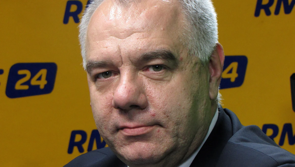 Celem zmian jest uproszczenie systemu podatkowego – mówi o planach rządu poseł Prawa i Sprawiedliwości Jacek Sasin. Gość Popołudniowej rozmowy w RMF FM zapowiada, że „ nie będzie wyższych podatków per saldo”. „Nikt się nie powinien chwytać za kieszeń” – obiecuje. „Dzisiaj mamy ogólny pomysł, by z zawiłych podatków zrobić jedną daninę, która będzie prosta” – dodaje Jacek Sasin.