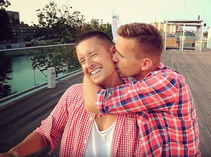Za sprawą wakacyjnego wideo do piosenki "Some Other Summer" grupy Roxette o parze gejów z Polski napisały media z całego świata. Na falę hejtu w ojczyźnie Jakub i Dawid odpowiedzieli nowym nagraniem, które możecie zobaczyć poniżej.