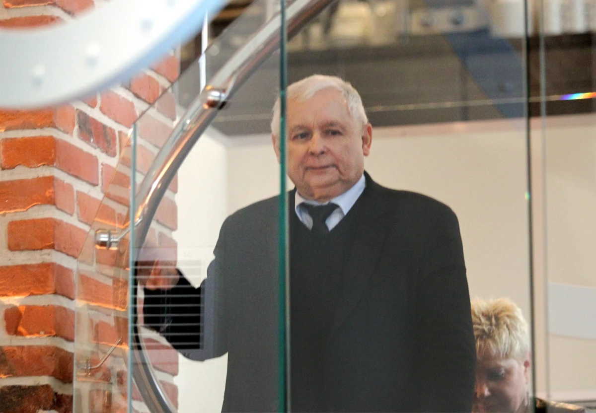 Dziś o godzinie 11:30 odbędzie się konferencja prasowa z udziałem prezesa PiS Jarosława Kaczyńskiego. Razem z nim wystąpią minister sprawiedliwości Zbigniew Ziobro i jego zastępca Patryk Jaki.