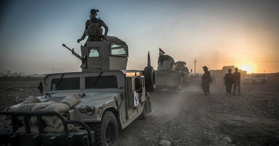 "Jeżeli władzom Iraku nie uda się odbić Mosulu z rąk Państwa Islamskiego (IS) oraz pogodzić interesów oddziałów szturmujących pozycje dżihadystów, wtedy miasto czeka straszny los" - ocenia w komentarzu redakcyjnym dziennik "Financial Times".
