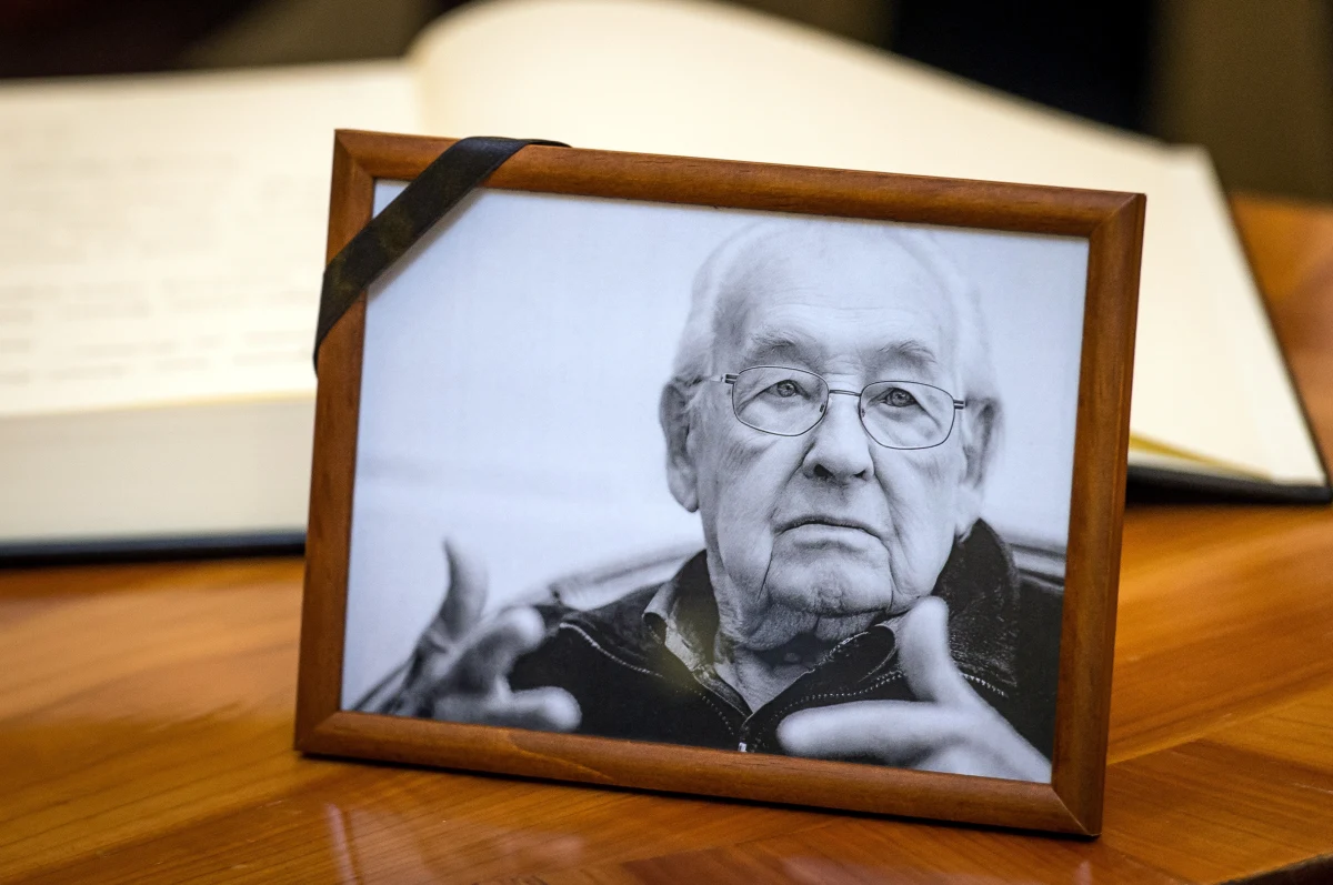 W Krakowie, na Cmentarzu Salwatorskim, zostanie pochowany w środę Andrzej Wajda. Spotkanie pamięci reżysera zaplanowano w Muzeum Sztuki i Techniki Japońskiej Manggha. Uroczystości pogrzebowe na cmentarzu rozpoczną się o 16.30. Wcześniej urna z prochami zostanie wystawiona w bazylice św. Trójcy, tam też odprawiona zostanie msza żałobna.